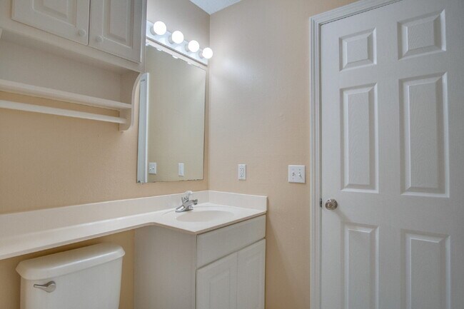 Building Photo - Santa Rosa 3/2.5 Townhome – Minutes from N...
