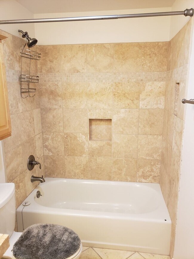 Building Photo - 1 Bedroom 1 Bath Condo with 1 Carport Park...