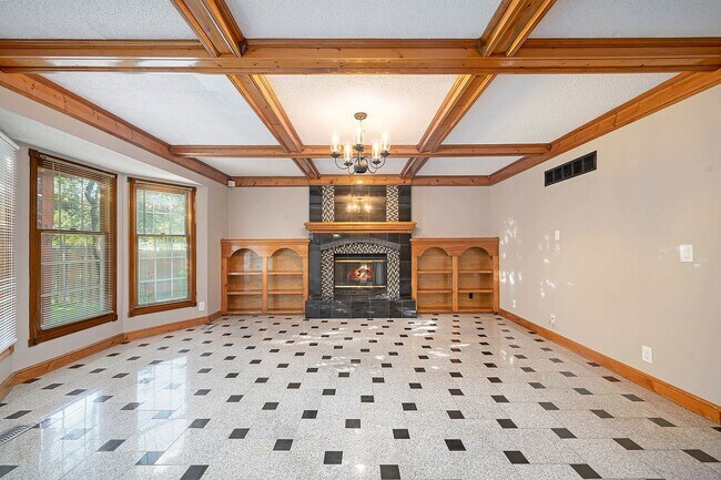 Building Photo - 4 Bed Home Premium Fixtures