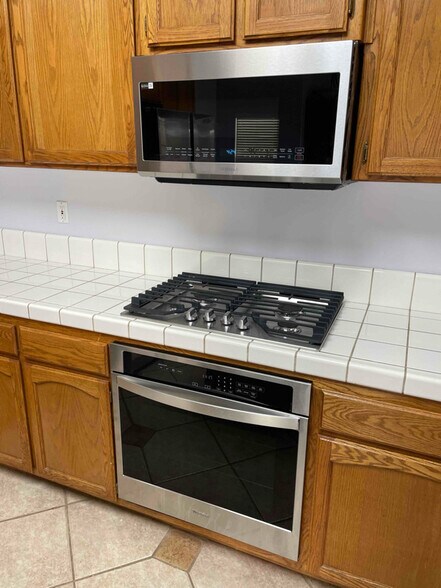 Building Photo - 9415 Godiva Ave