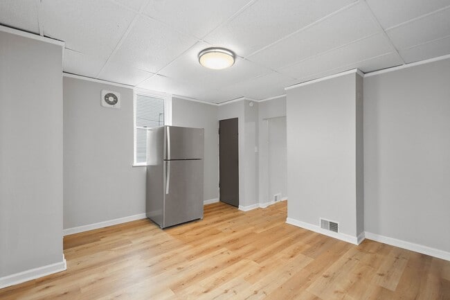 Building Photo - SCORE 1ST MONTH'S RENT FREE IF SIGNED BY DEC 28! Beautiful 2 bedroom home in Coraopolis available...