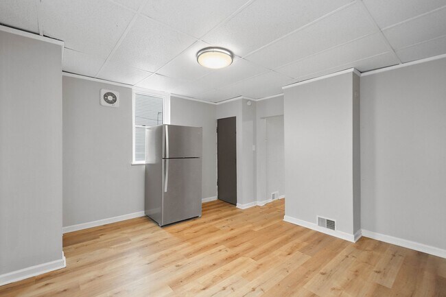 Building Photo - SCORE 1ST MONTH'S RENT FREE IF SIGNED BY JAN 9! Beautiful 2 bedroom home in Coraopolis available ...