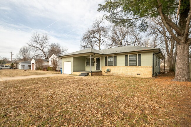 Building Photo - Charming 3 bedroom 2 bathroom home near Br...