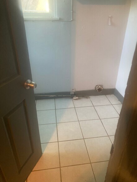 Building Photo - 333 S Inez St