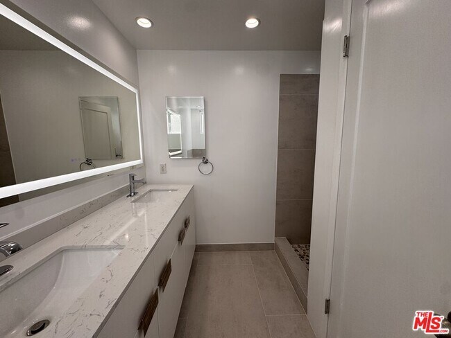 Building Photo - 8550 Holloway Dr