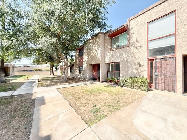 Building Photo - 8255 E Thomas Rd