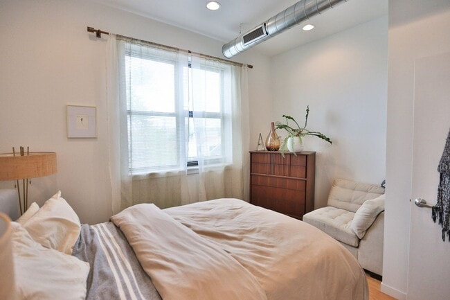 Building Photo - Great 1 Bedroom Apt. Exposed Brick, High Ceilings, All New. Great Location.