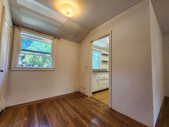 Building Photo - Spacious One bedroom with In-unit Laundry Available April 5th.