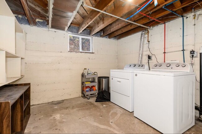 Building Photo - Spacious 1BR/1BA plus HUGE office/den!
