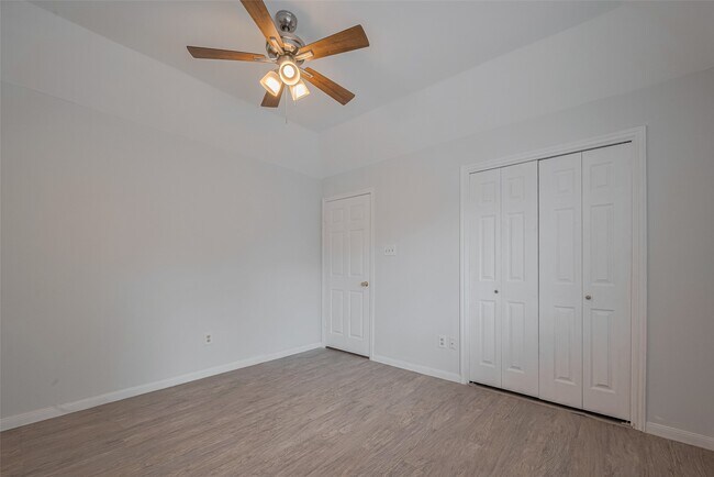 Building Photo - 5210 Holly View Dr