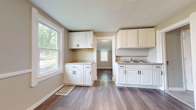 Building Photo - Clark/Fulton - 4 bed/1 bath - Single Family Home