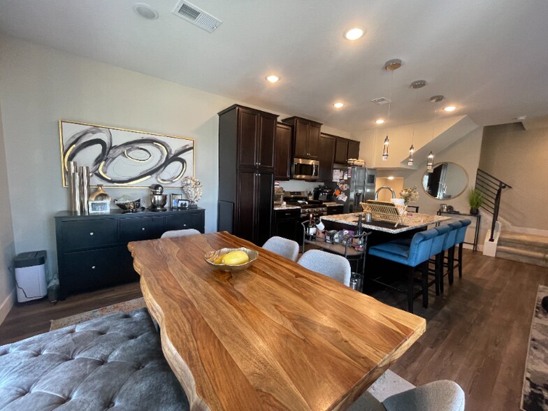 Building Photo - 2010 S Holly St