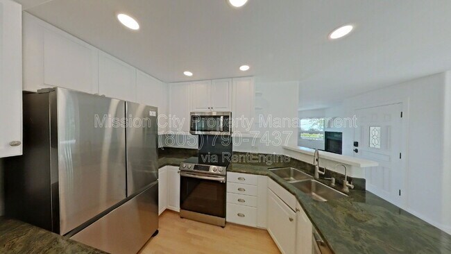 Building Photo - 2570 Lillie Ave