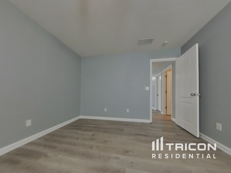 Building Photo - 293 Holbrook Dr