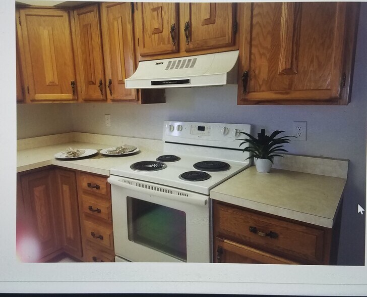 Kitchen - 402 N Saint Clair Abrams Ave
