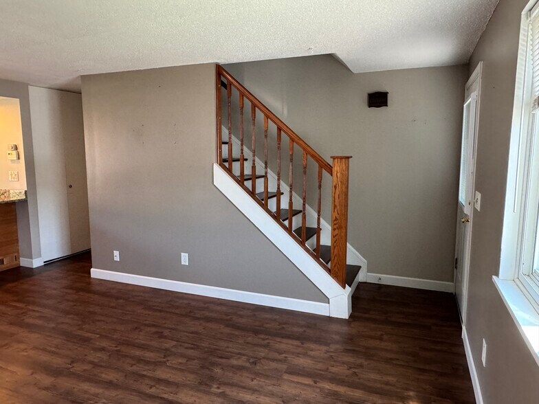 Building Photo - 318 Fox Run