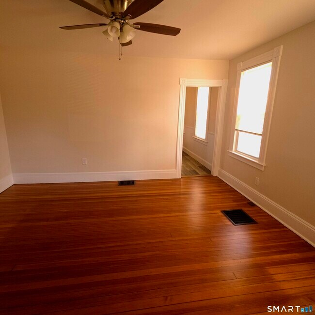 Building Photo - 27 Maple St