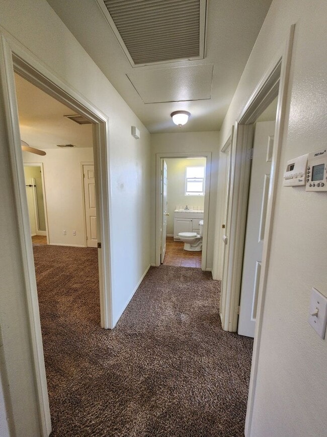 Building Photo - 3 bedroom  2 bath
