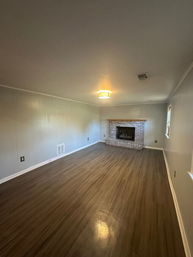 Building Photo - 3 bedrooms 2 baths, Split Level in the loc...