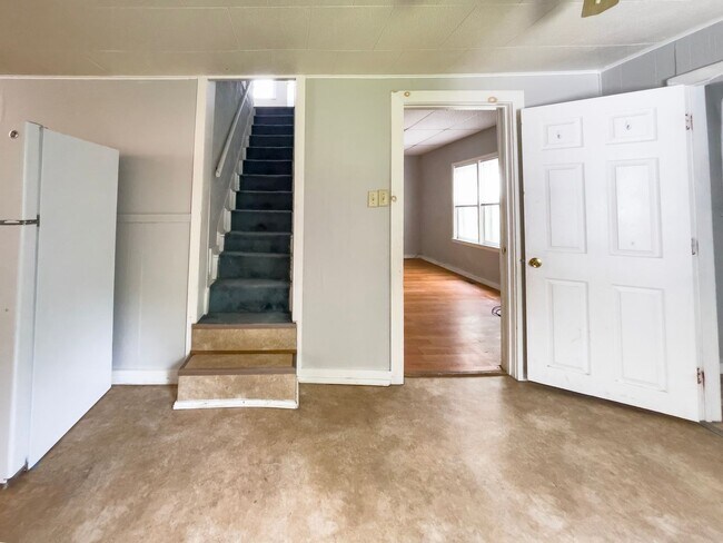 Building Photo - *AVAILABLE NOW!* Cozy Three Bedroom Home!
