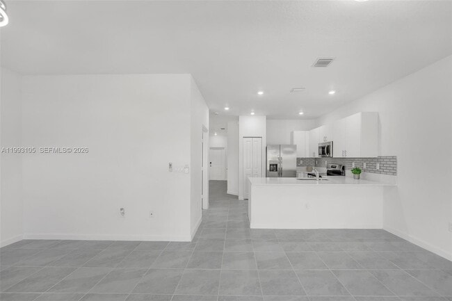 Building Photo - 2425 SE 28th Dr