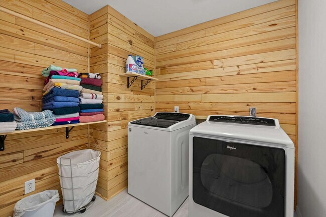 Building Photo - 300 Lan Rob Ln