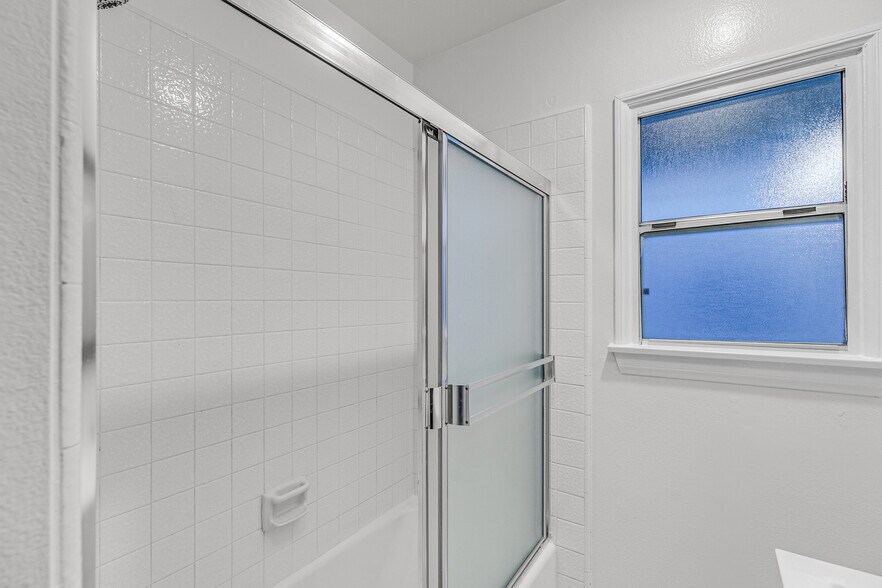 Building Photo - 222 S Rexford Dr