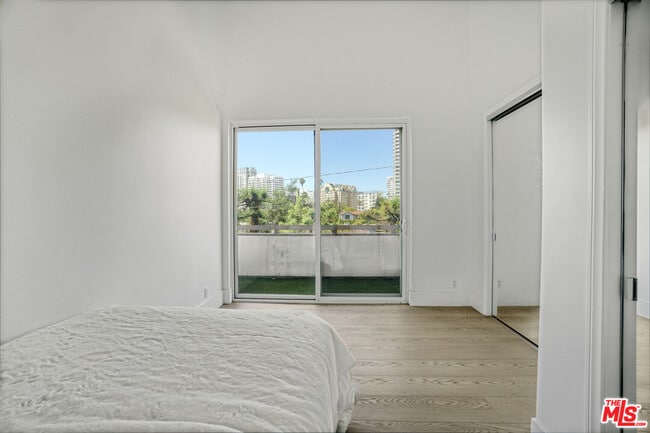 Building Photo - 1277 S Beverly Glen Blvd