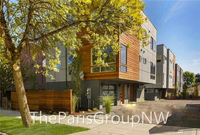 Building Photo - Stunning Mod 3BR+Den, 3.5BA Townhome * XL Roof Deck *A/C ++
