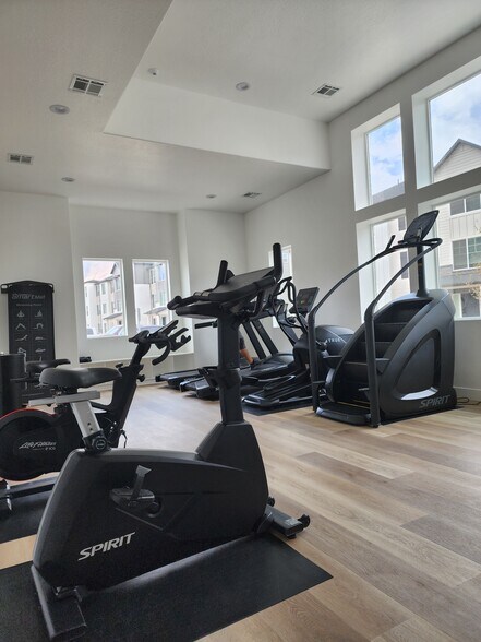 Building Photo - 4735 S Alder Dr