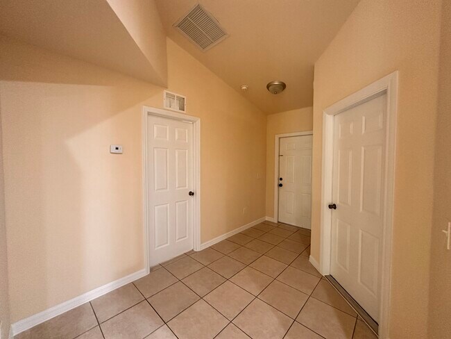 Building Photo - 906 SE 12th Terrace