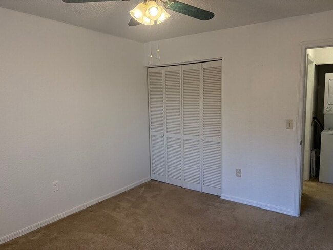 Building Photo - 4008 Oakview Dr