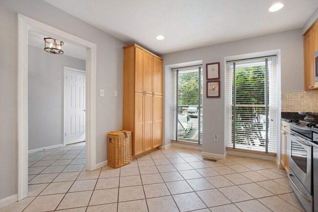 Building Photo - Gorgeous 2BR/3.5BTH Townhome in desirable Neighborhood of StoneyBrook in Rockville