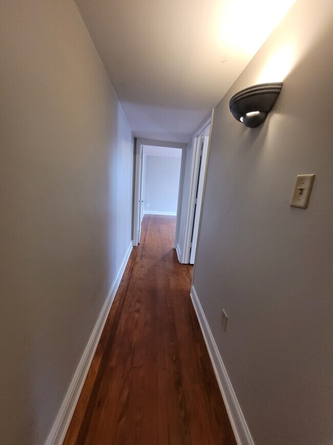 Building Photo - 104 S Main St