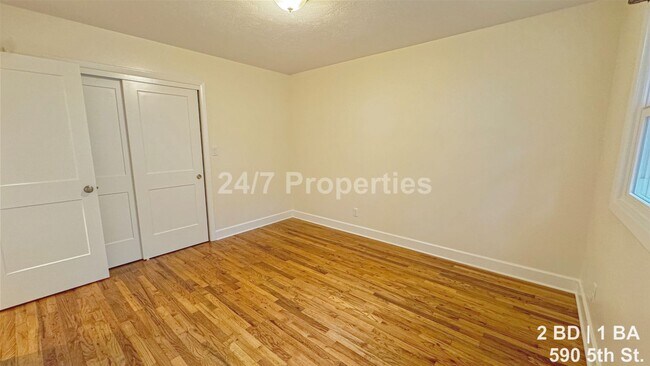 Building Photo - Remodeled 2 BD | 1 BA Duplex - First Edition Lake Oswego