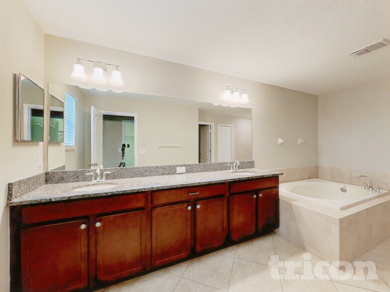Building Photo - 13702 Lakemont Dr