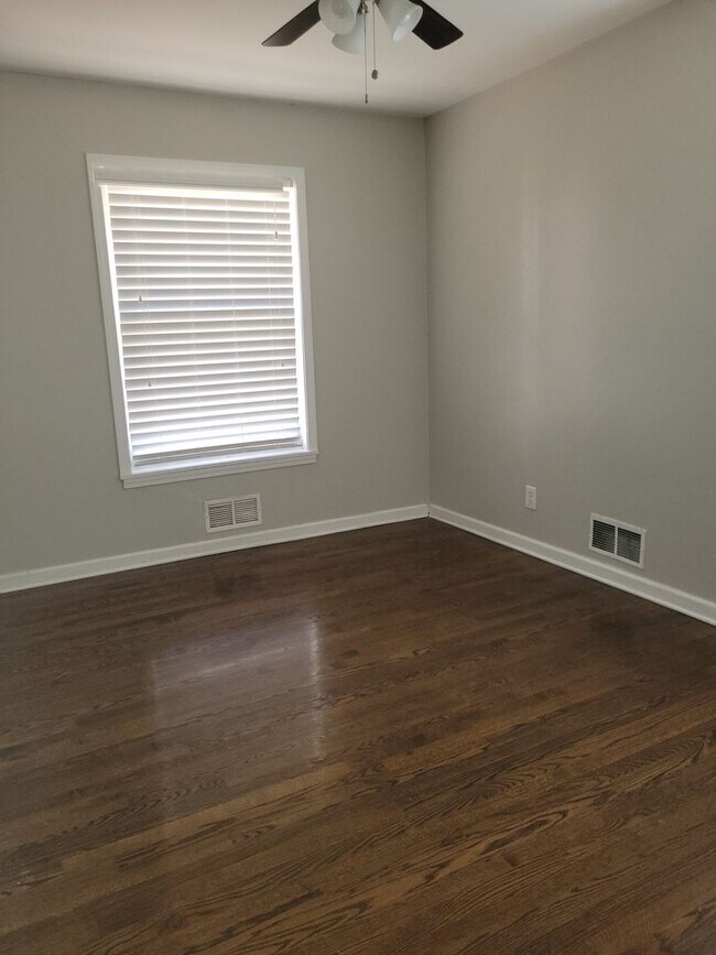 Building Photo - Beautiful 3 Bedroom Duplex
