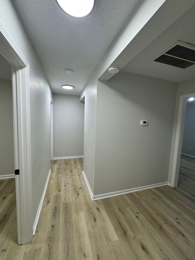 Building Photo - 3bed/2bath freshly renovated home!
