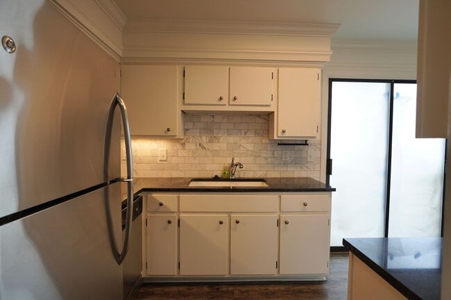 Building Photo - 2 Bed 2 Bath in Desirable Green Hills!