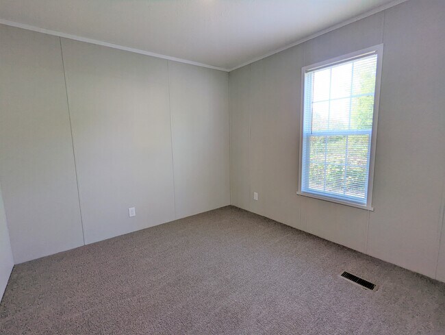 Building Photo - 647 Oregon St