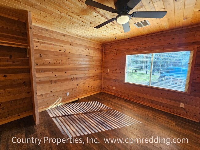 Building Photo - Country Living with 4 Bedrooms plus an Office!