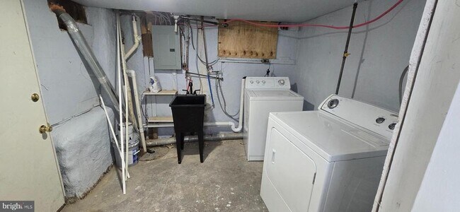 Building Photo - 843 E Price St