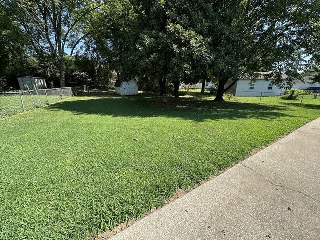 Building Photo - 116 SE Springdale Dr