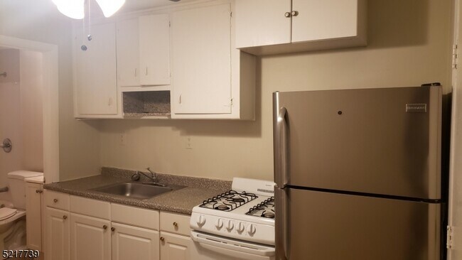 Building Photo - 818 E Hazelwood Ave