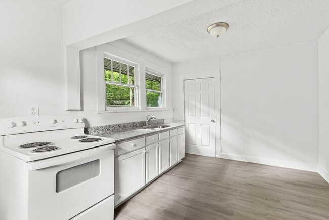 Building Photo - Charming 2 Bedroom, 2 Bathroom house