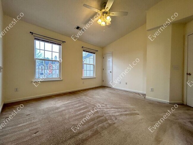 Building Photo - 128 Weatherstone Square Dr