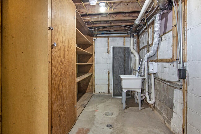 Building Photo - 218 E Milham Ave