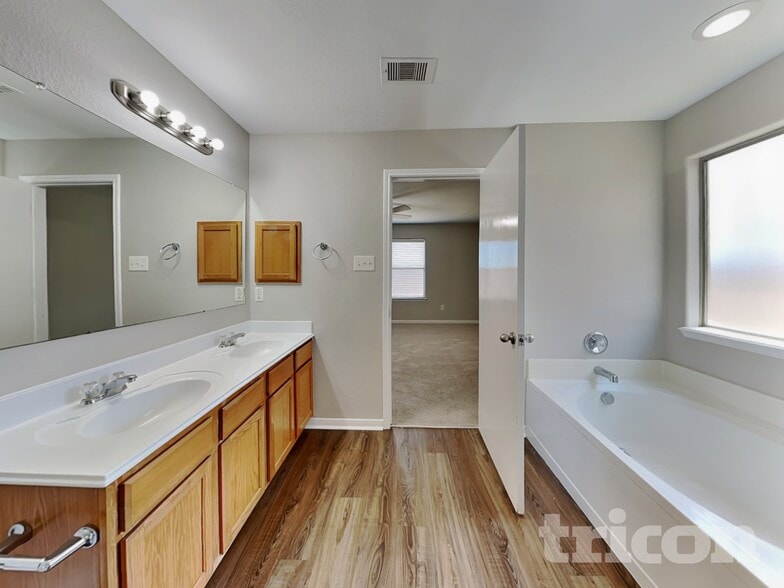 Building Photo - 8927 Summer Valley Ln
