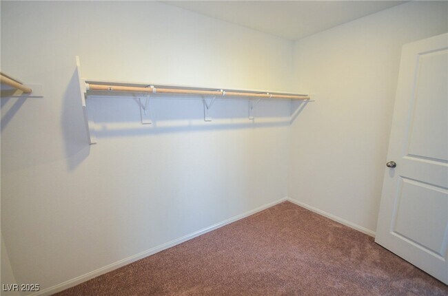 Building Photo - 5401 Lynn Crk Ave