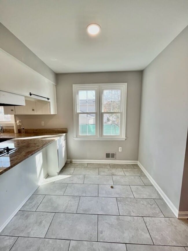 Building Photo - Beautiful and updated 4 BR 2.5 BA with garage and lovely yard!